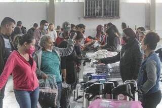 Quadra ficou cheia de gente que aproveitou o bazar para economizar. (Foto: Marcos Maluf)
