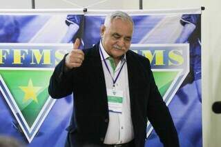 Cezário foi reeleito neste sábado para comando da Federação de Futebol de MS. (Foto: Henrique Kawaminami)