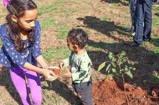 Crianças plantando árvores no Parque dos Poderes (Foto: Henrique Kawaminami)