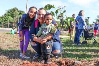 Professora Edyele Freire e os filhos Raphaele Freire Pimenta, de 9 anos, e Teodoro Freire Pimenta, de 2 anos. (Foto: Henrique Kawaminami)