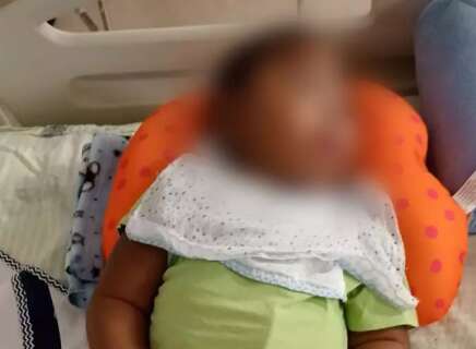 Bebê haitiano abandonado há 1 ano em hospital busca família que o adote em MS