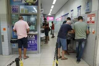Fila de clientes em lotérica de Campo Grande. (Foto: Arquivo)