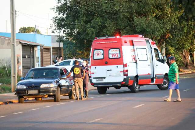 Criança é socorrida depois de ser atropelada por carro ao atravessar avenida