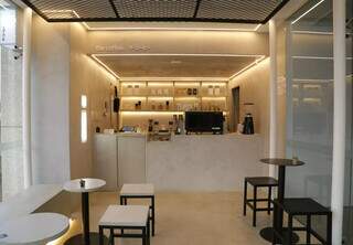 The Coffee é minimalista e possui uma das lojas na Rua Hélio Yoshiaki Ikeziri. (Foto: Kísie Ainoã)