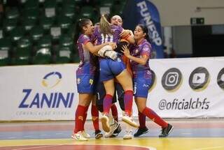 Meninas que representam Mato Grosso do Sul vibrando em partida da Taça Brasil. (Foto: Mauricio Moreira/CBFS)