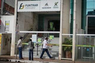 Trabalhadores aguardando a abertura de agência da Funtrab na Capital (Foto: Marcos Maluf/Arquivo)