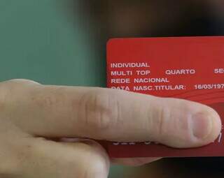 Homem mostra cartão do plano de saúde. (Foto: Tânia Rêgo/Agência Brasil)
