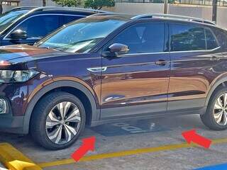 Carro de Luiz Ovando estava estacionado em vaga reservada, mas não tinha placa com identificação que se tratava de motorista idoso. (Foto: Direto das Ruas)