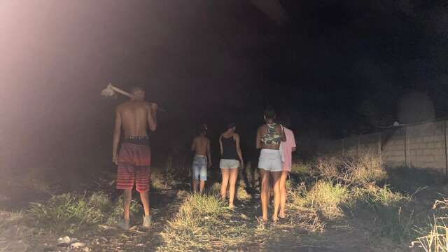 Fugindo do aluguel, cerca de 70 fam&iacute;lias invadem terreno e prometem resistir 