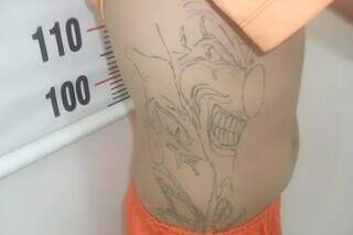 Rafael tinha um palhaço tatuado na costela, imagem associada a condutas e crimes específicos. (Foto: Direto das Ruas)
