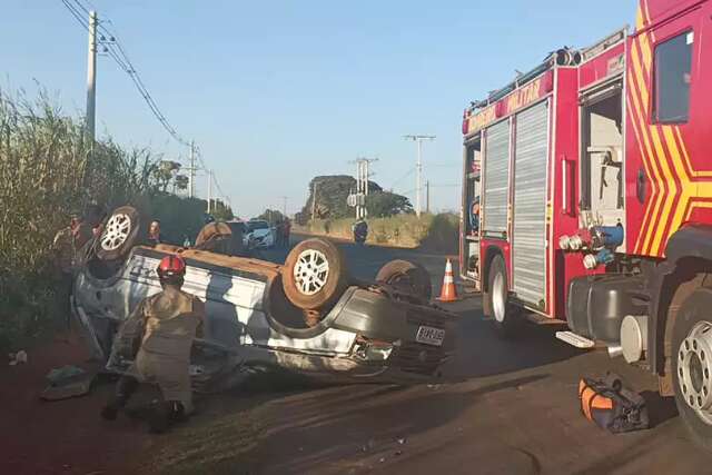 Mulher morre ao ser arremessada para fora de ve&iacute;culo em capotagem