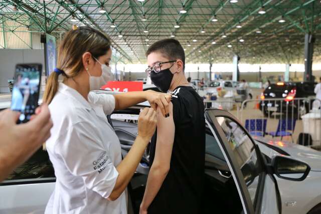 Adolescentes d&atilde;o exemplo e procura por 3&ordm; dose aumenta na Capital