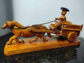 Escultura de carroça também foi feita pelas mãos de Hamilton. (Foto: Elverson Cardozo)