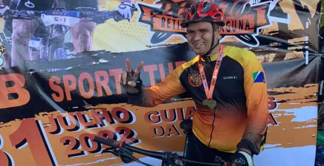 Ciclista amputado deixa pessoal de duas pernas para tr&aacute;s e ganha prova