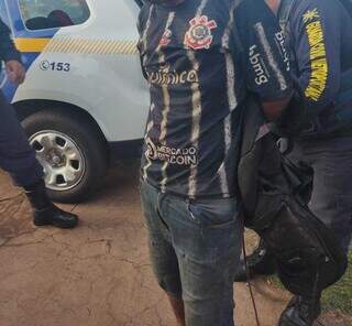 Suspeito, vestido com camiseta do Corinthians, sendo preso pela guarda. (Foto: Direto das Ruas) 