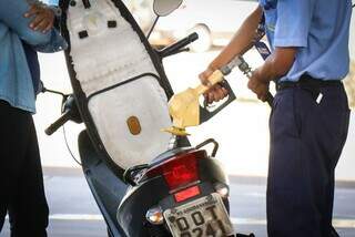 Moto sendo abastecida em posto de gasolina da Capital. (Foto: Henrique Kawaminami)