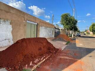 Material depositado sobre calçada impede passagem no Bairro São Lourenço. (Foto: Direto da Ruas)