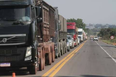 Motoristas enfrentam longo congestionamento em anel viário de Campo Grande