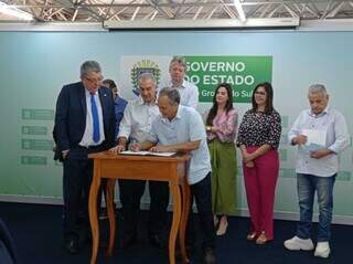 Governador Reinado Azambuja (PSDB) assina convênio junto ao prefeito de Ladário, Damião Nicolau Galdino. (Foto: Gabriela Couto)