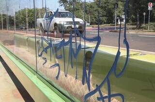 Proteção do ponto de ônibus foi pichada; prefeitura do Parque pediu conscientização. (Foto: Edemir Rodrigues/Subcom-MS)