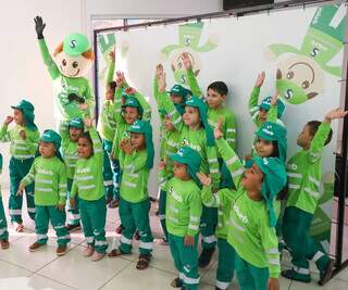 Crianças receberam uniformes de coletores em celebração à Semana do Meio Ambiente. (Foto: Paulo Francis)