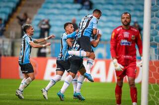 Jogadores em campo durante a partida desta noite. (Foto: Lucas Uebel / Grêmio FBPA)