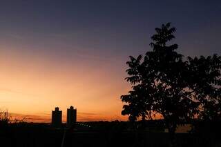 Nascer do sol visto do Santa Fé, em Campo Grande, nesta manhã. (Foto: Henrique Kawaminami)