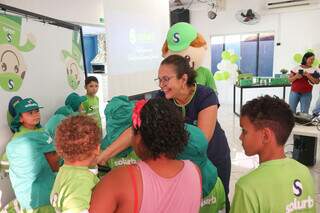 Coordenadora de educação ambiental da Solurb, Mara Calvis, conversou com as crianças. (Foto: Paulo Francis)
