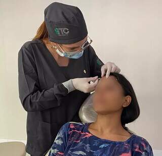 Paciente durante aplicação de botox na face. (Foto: Divulgação)