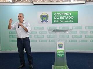 Governador Reinaldo Azambuja (PSDB) durante assinatura de convênios com municípios. (Foto: Gabriela Couto)