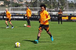Atacante Willian em treino com bola no Corinthians. (Foto: Olavo Guerra/Agência Corinthians)