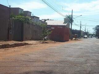 Na Rua Jatobá, a situação de falta de acessibilidade causada por contêiner. (Foto: Direto das Ruas)