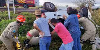 Homem morre depois de bater carro de frente em carreta bitrem 