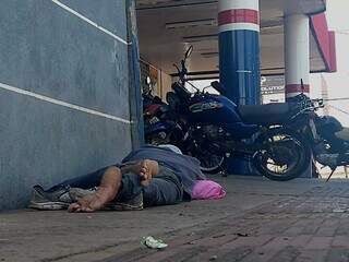 Pessoas dormindo sob marquises de comércios na região são constantes. (Foto: Cleber Gellio)