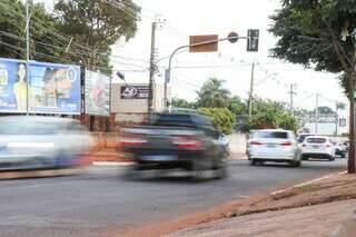Veículos trafegando na Avenida Três Barras na manhã desta quarta-feira. (Foto: Henirque Kawaminami)