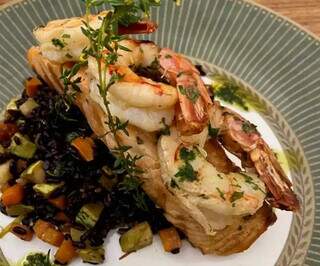 Um dos pratos principais do Les Amis será o salmão com camarões e arroz negro com legumes. (Foto: Divulgação/Les Amis)