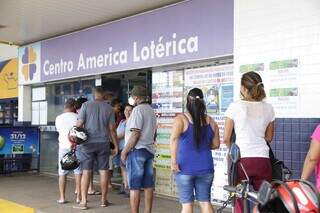 Fila de apostadores em lotérica da Capital. (Foto: Kísie Ainoã) 