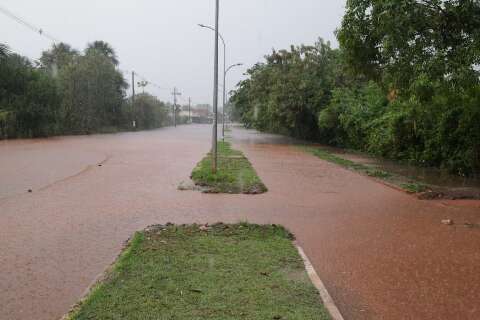 Córrego Imbirussu transborda e avenidas são cobertas em tarde de enxurradas