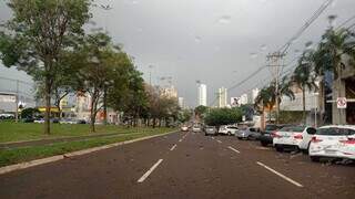 Chuva cai nos Altos da Avenida Afonso Pena desde às 13h20. (Foto: Gabriela Couto)