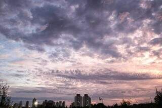 Céu com algumas nuvens em Campo Grande nesta manhã. (Foto: Henrique Kawaminami)