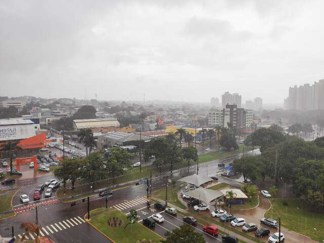 Depois de 9 dias secos, tarde &eacute; de chuva forte em Campo Grande