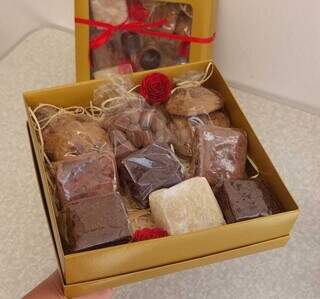 Caixa com doces, incluindo chocolate e palha italiana, também é alternativa. (Foto: Divulgação/Doceria Chocolô)