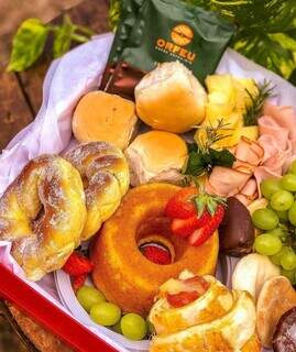 Cesta paixão conta com bolo, pão de batata, doces, frutas e frios. (Foto: Divulgação/Baskets to Go)