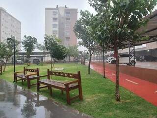 Chove forte na região do Bairro Tiradentes. (Foto: Ana Oshiro)