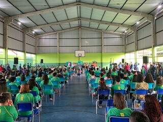 Solenidade foi realizada na quadra da escola, no Bairro Aero Rancho. (Foto: Adriel Mattos)