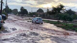 Rua do Bairro Nova Campo Grande, uma daqs regiões mais afetadas pelo temporal do início a tarde.