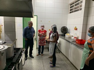 Governador visitou cozinha da escola, também reformada. (Foto: Adriel Mattos)