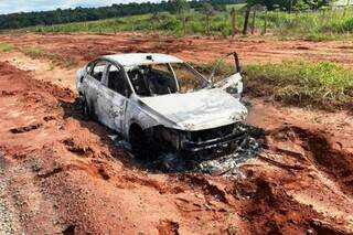 Veículo roubado foi encontrado incendiado em vala (Foto: Divulgação/PCMS)