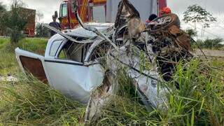 Homem morre depois de bater carro de frente em carreta bitrem 