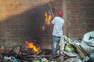 Homem coloca fogo em fios dentro de terreno baldio na Av. das Bandeiras. (Foto: Marcos Maluf)